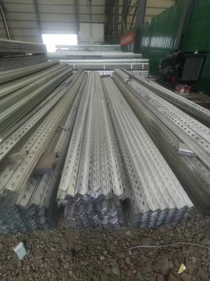 Fabbricazione a caldo di acciaio laminato galvanizzato perforato a angolo uguale