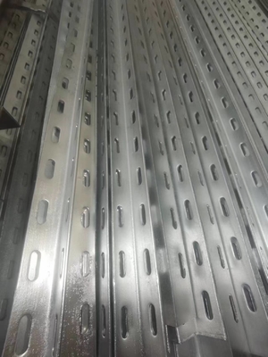 Fabbricazione a caldo di acciaio laminato galvanizzato perforato a angolo uguale