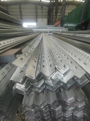 Fabbricazione a caldo di acciaio laminato galvanizzato perforato a angolo uguale