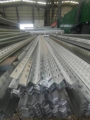 Barra di ferro laminata a caldo a forma di L in acciaio ad angolo uguale per la costruzione con fori Standard GB