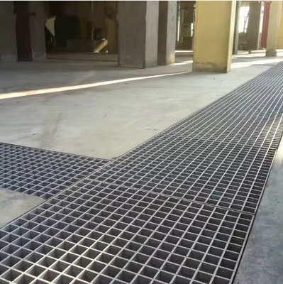Passeggiata di griglia in acciaio argento con stile di progettazione industriale e peso della piattaforma di saldatura