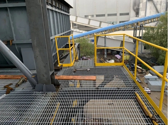 Passeggiata di griglia in acciaio argento con stile di progettazione industriale e peso della piattaforma di saldatura