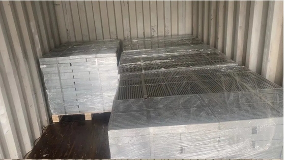 Griglia per pavimenti in metallo con finitura argentea e rivestimento anticorrosione